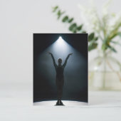 Vrouw gymnast in spotlight, studio briefkaart (Staand voorkant)