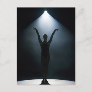 Vrouw gymnast in spotlight, studio briefkaart