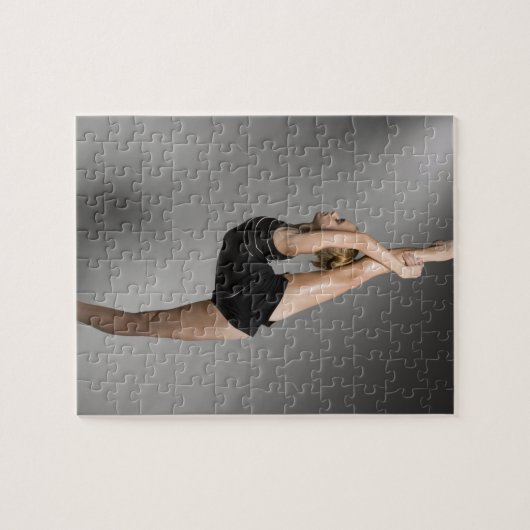 Vrouw gymnast strekken, studioshot legpuzzel (Horizontaal)