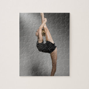 Vrouw gymnast strekken, studioshot legpuzzel