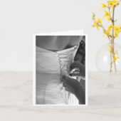 Vrouw hand die bruidsjurk achterlaat kaart (Gele Bloem)