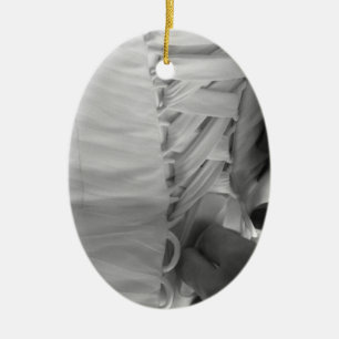 Vrouw hand die bruidsjurk achterlaat keramisch ornament