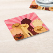 Vrouw handen met vuist opgestaan kartonnen onderzetters (Schuin)