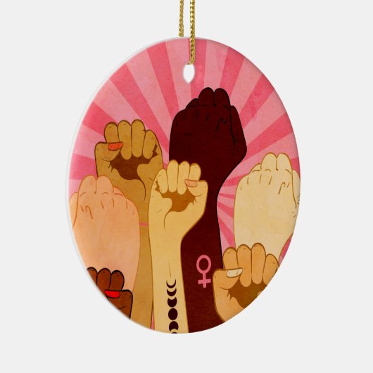 Vrouw handen met vuist opgestaan keramisch ornament (Rechts)