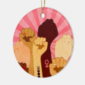 Vrouw handen met vuist opgestaan keramisch ornament (Links)