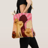 Vrouw handen met vuist opgestaan tote bag (Dichtbij)