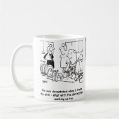 Vrouw heeft een gebroken arm, dus Man doet de vern Koffiemok (Links)