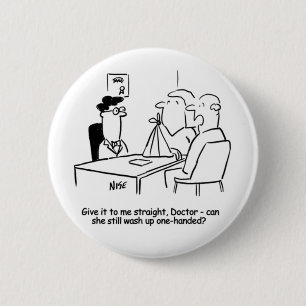 Vrouw heeft een gebroken arm in een mitella ronde button 5,7 cm