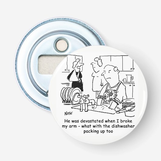 Vrouw heeft gebroken arm dus man wast af. Grappig Button Flesopener (Voorkant)