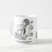 Vrouw heeft meer oefening nodig met koekenpan. gra koffiemok (Voorkant links)