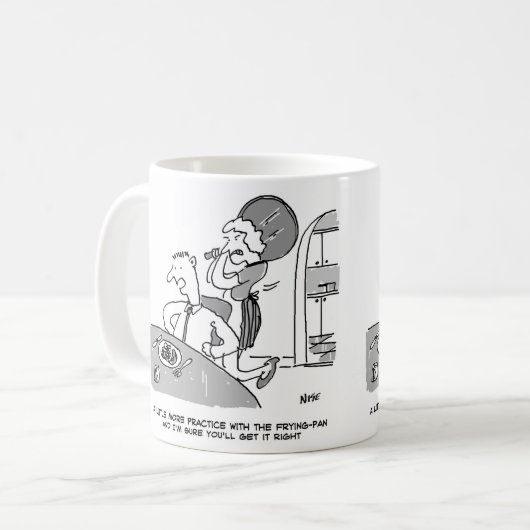 Vrouw heeft meer oefening nodig met koekenpan. gra koffiemok (Voorkant links)