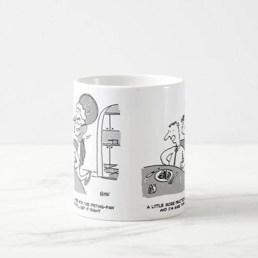 Vrouw heeft meer oefening nodig met koekenpan. gra koffiemok (Center)