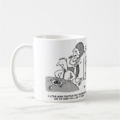 Vrouw heeft meer oefening nodig met koekenpan. gra koffiemok (Links)