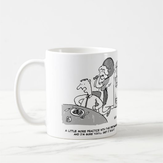 Vrouw heeft meer oefening nodig met koekenpan. gra koffiemok (Links)