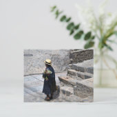 Vrouw Holding Flowers, Ollantaytambo, Peru Briefkaart (Staand voorkant)