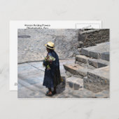 Vrouw Holding Flowers, Ollantaytambo, Peru Briefkaart (Voorkant / Achterkant)
