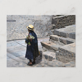 Vrouw Holding Flowers, Ollantaytambo, Peru Briefkaart