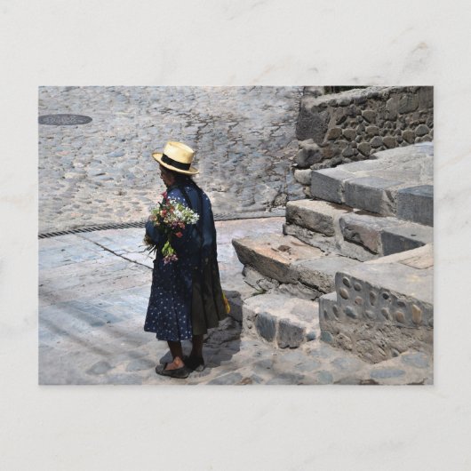 Vrouw Holding Flowers, Ollantaytambo, Peru Briefkaart (Voorkant)