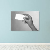 Vrouw Holding Kaart Canvas Afdruk (Insitu (Houten vloer))