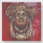 "VROUW HOOFD MESSING DEURKLOPPER OP FELRODE DEUR STENEN ONDERZETTER (Voorkant)