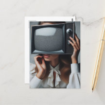  vrouw houdt tv voor haar gezicht