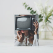  vrouw houdt tv voor haar gezicht briefkaart (Staand voorkant)
