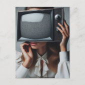  vrouw houdt tv voor haar gezicht briefkaart (Voorkant)