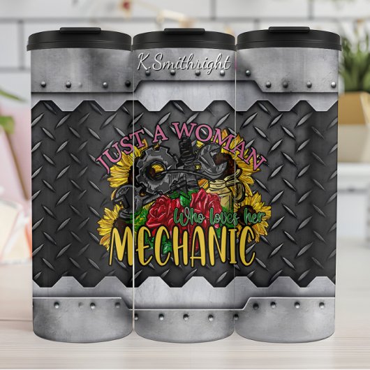 Vrouw houdt van haar mechanische bloem thermosbeker