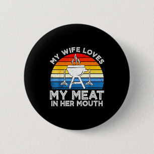 Vrouw houdt van vlees in mond grappige grillen bbq ronde button 5,7 cm