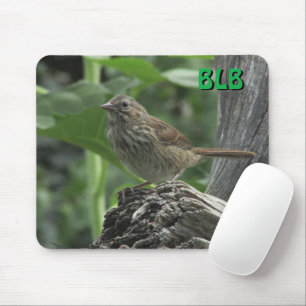 Vrouw House Sparrow on stump met uw initialen Muismat