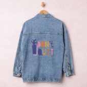 Vrouw "Ik stop niet" Lettertypen Denim Jacket (Hangar)