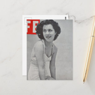 Vrouw in 1939 op het strand zwart en wit briefkaart