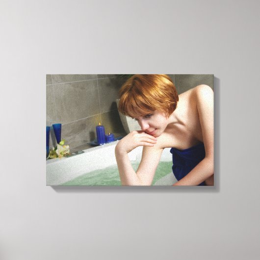Vrouw in badkamer canvas afdruk (Voorkant)