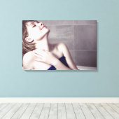 Vrouw in badkamer canvas afdruk (Insitu (Houten vloer))