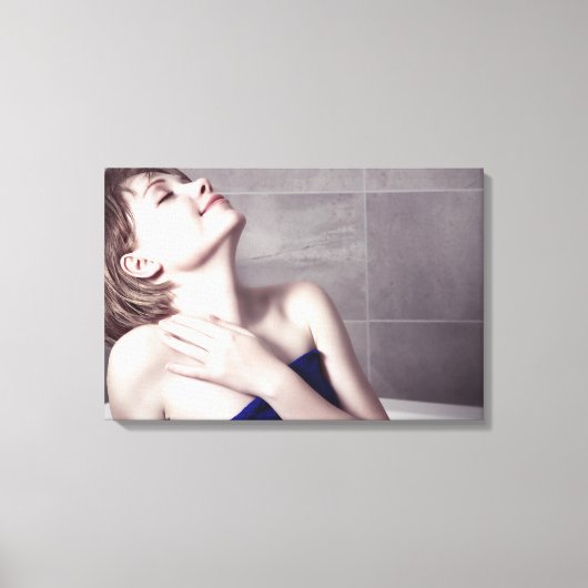Vrouw in badkamer canvas afdruk (Voorkant)