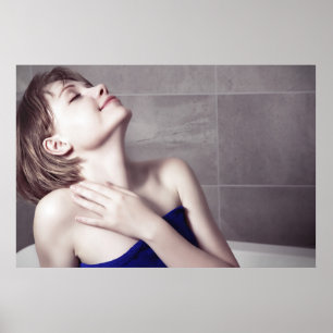 Vrouw in badkamer poster