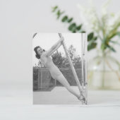 Vrouw in badpak hangend aan houten briefkaart (Staand voorkant)