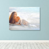 Vrouw in Beach Wave Canvas Afdruk (Insitu (Houten vloer))