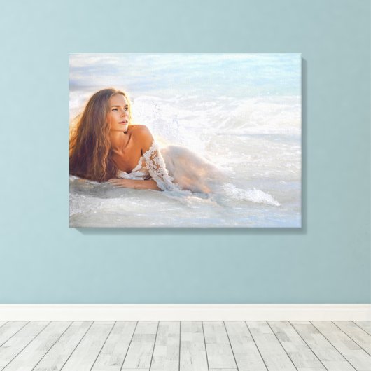 Vrouw in Beach Wave Canvas Afdruk (Insitu (Houten vloer))