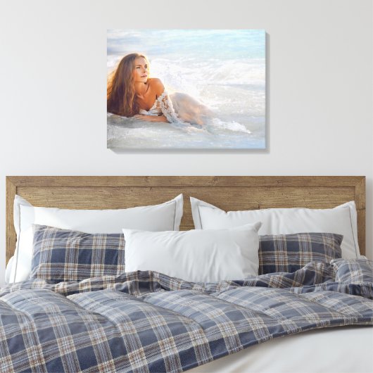 Vrouw in Beach Wave Canvas Afdruk (Insitu (Slaapkamer))