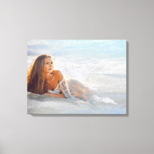Vrouw in Beach Wave Canvas Afdruk