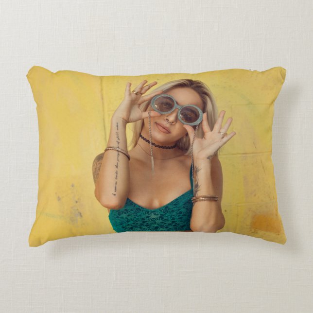 Vrouw in blauwe Gibraltar met zonnebril Accent Kussen (Voorkant)