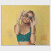 Vrouw in blauwe Gibraltar met zonnebril Cadeaupapier (Vlak)