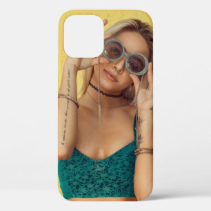 Vrouw in blauwe Gibraltar met zonnebril Case-Mate iPhone Case
