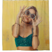 Vrouw in blauwe Gibraltar met zonnebril Douchegordijn (Voorkant)