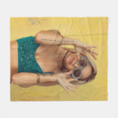 Vrouw in blauwe Gibraltar met zonnebril Fleece Deken (Voorkant (Horizontaal))