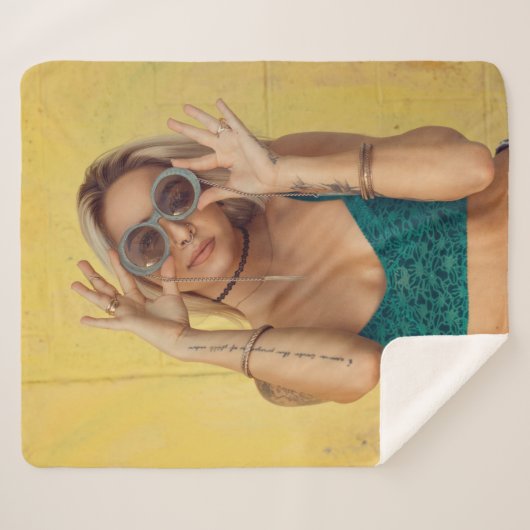 Vrouw in blauwe Gibraltar met zonnebril Sherpa Deken (Voorkant (horizontaal))