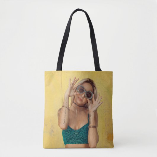 Vrouw in blauwe Gibraltar met zonnebril Tote Bag (Voorkant)