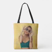 Vrouw in blauwe Gibraltar met zonnebril Tote Bag (Achterkant)