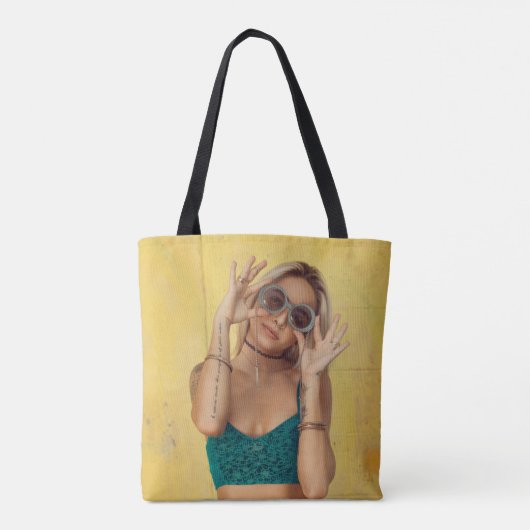 Vrouw in blauwe Gibraltar met zonnebril Tote Bag (Achterkant)